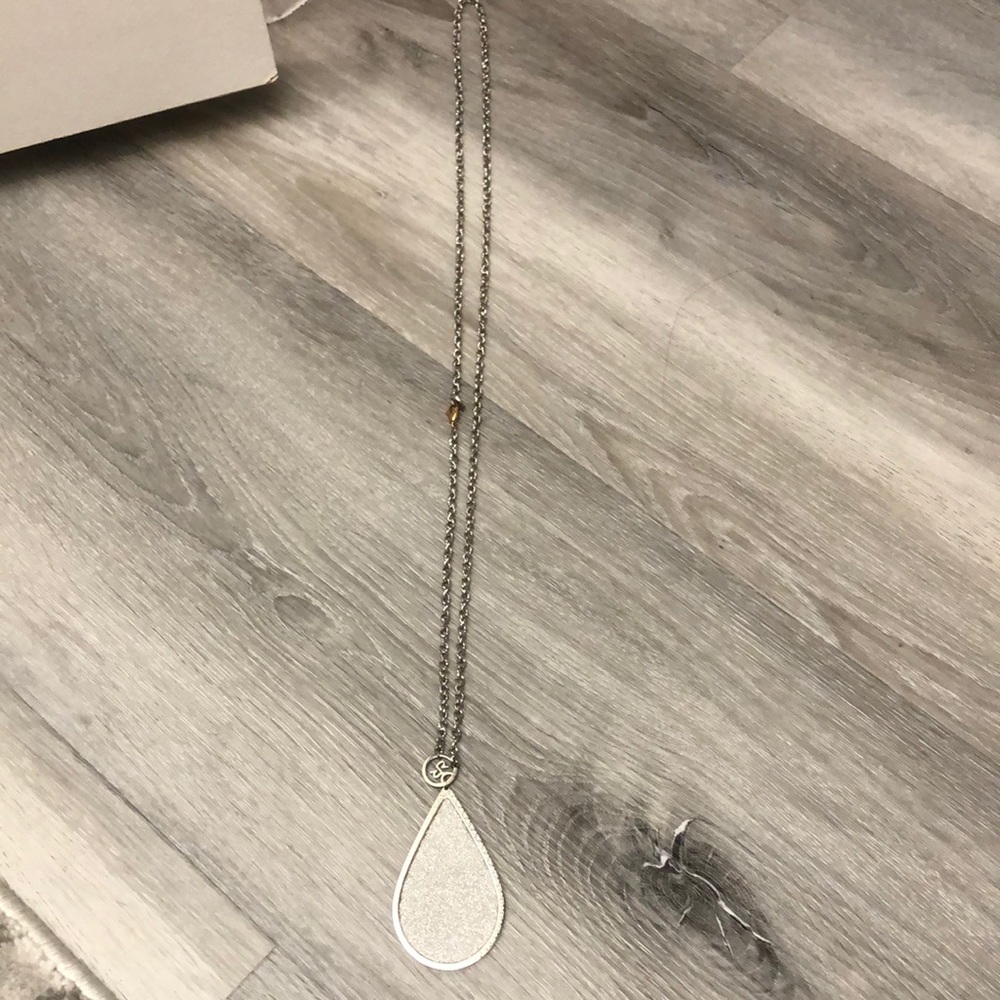 Gorgeous crystal pendant necklace